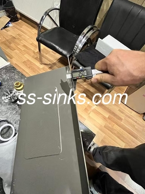 뒷 배수기 배치 같은 배수기 스타일과 폐기물 액세서리와 함께 손으로 만든 부엌 싱크장